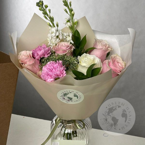 Букет из роз и маттиолы "Улыбка" в магазине Цветы Планеты