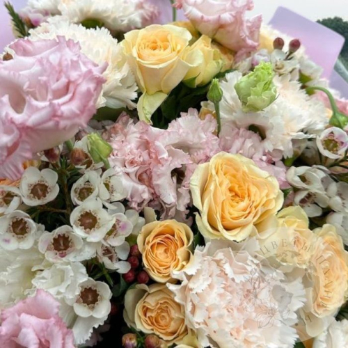 Букет из кустовых роз, гвоздики и эустомы в магазине Цветы Планеты