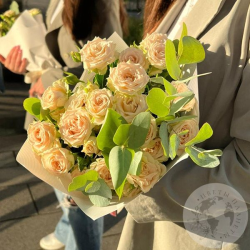 Букет из 9 кустовых розовых роз и эвкалипта "На свидание" в магазине Цветы Планеты