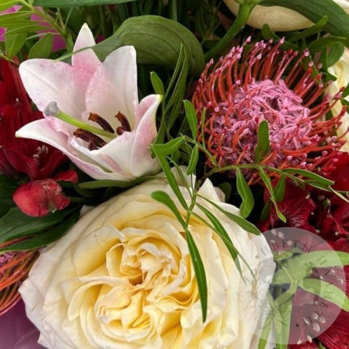 Букет из лилий, роз и фисташки в магазине Цветы Планеты