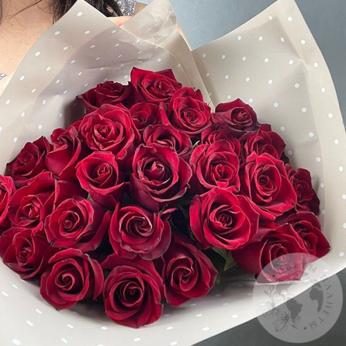 31 роза бордовая 60 см. в магазине Цветы Планеты