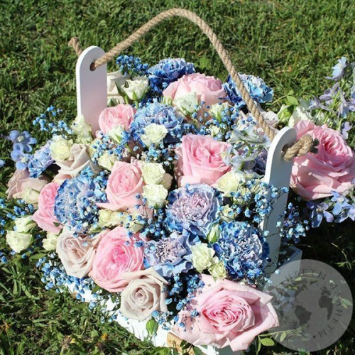 Композиция из роз в ящике "Летняя сказка" в магазине Цветы Планеты