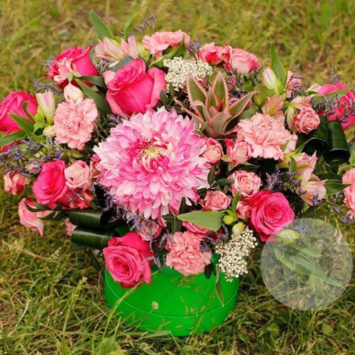 Композиция из роз, гвоздик, альстромерий в коробке в магазине Цветы Планеты