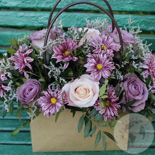 Композиция в сумочке "Шквал эмоций" в магазине Цветы Планеты