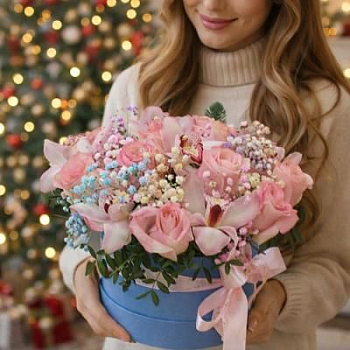 Композиция в коробке из орхидей, роз и нобилиса