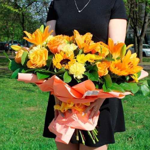 Букет из роз, хризантемы, роз, лилий и подсолнуха в магазине Цветы Планеты