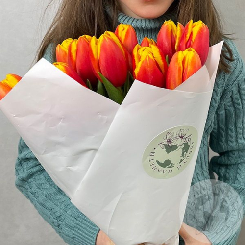 15 тюльпанов красно-желтых в магазине Цветы Планеты