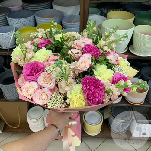 Букет из роз, гвоздик и маттиолы "Красота" в магазине Цветы Планеты