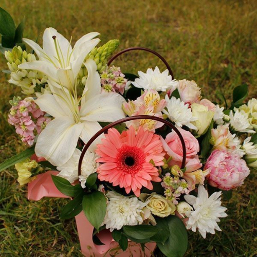 Композиция из гербер, роз и лилий в корзине в магазине Цветы Планеты