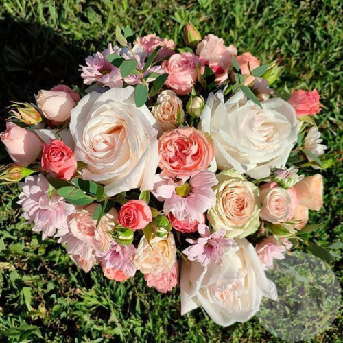 Композиция из роз и эвкалипта в коробке в магазине Цветы Планеты