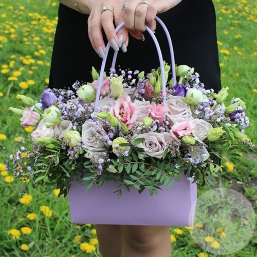 Композиция из роз, эустомы и гипсофилы в сумочке в магазине Цветы Планеты