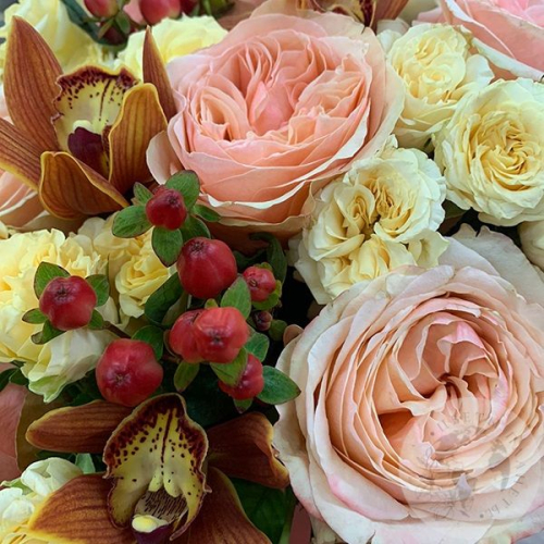 Букет из роз и орхидеи в коробке "Яркость" в магазине Цветы Планеты