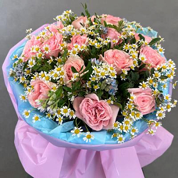 Букет с пионовидными розами ромашкой и незабудкой