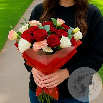 Букет из роз, эустомы и эвкалипта