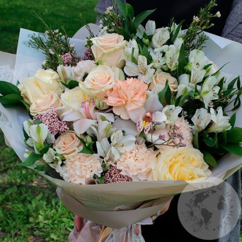 Букет из роз, гвоздики и орхидеи в магазине Цветы Планеты