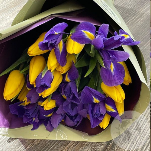 Букет из тюльпанов и ириса в магазине Цветы Планеты