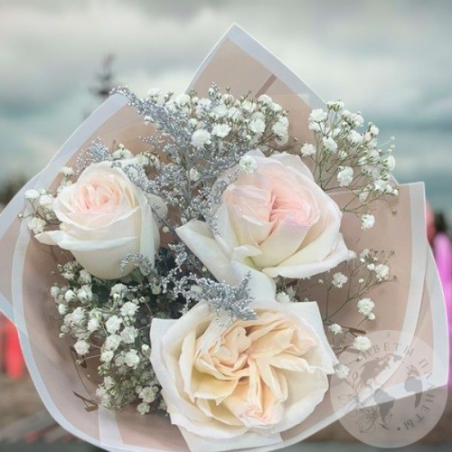 Букет из роз и гипсофилы "Мгновения радости" в магазине Цветы Планеты