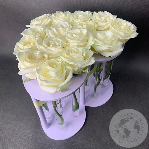 Роза белая в колбе 15 шт. Сердце в магазине Цветы Планеты