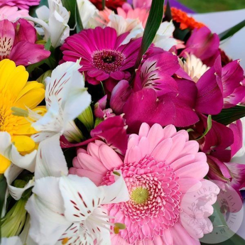 Букет из альстромерий и гербер в магазине Цветы Планеты