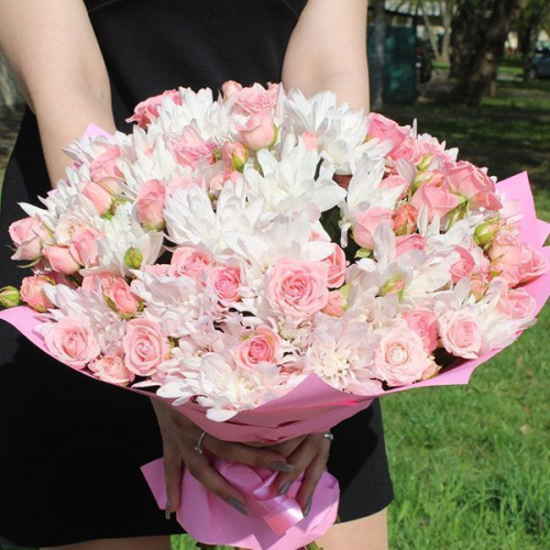 Букет из роз и хризантем "Светлый" в магазине Цветы Планеты