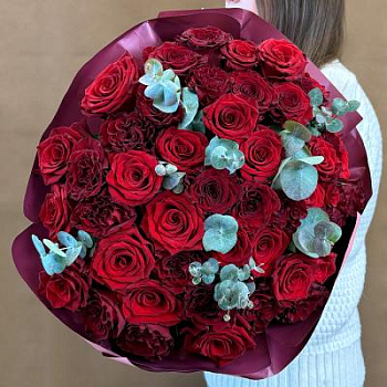 Букет из красных роз Эквадор с эвкалиптом 25 шт. 50 см.