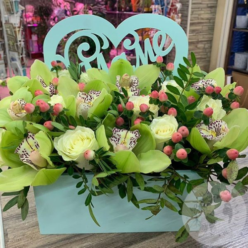 Композиция цветов роз и орхидей в ящике "Маме" в магазине Цветы Планеты