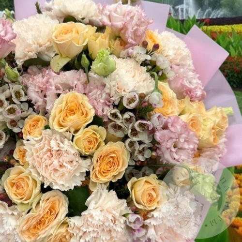 Букет из кустовых роз, гвоздики и эустомы в магазине Цветы Планеты