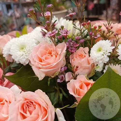 Букет из кустовых роз, гортензии и хризантем