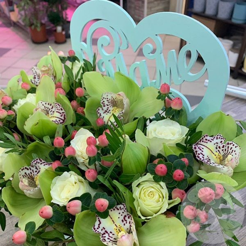 Композиция цветов роз и орхидей в ящике "Маме" в магазине Цветы Планеты