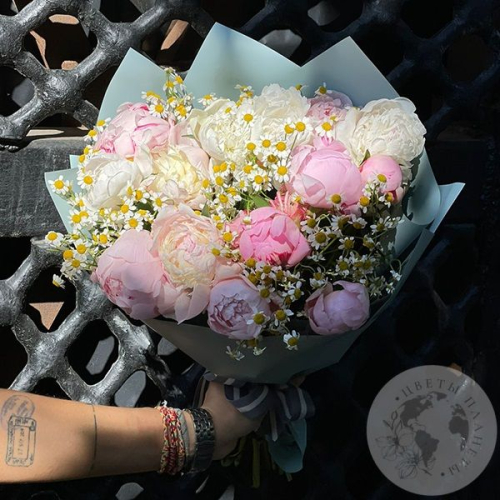 Букет из пионов и ромашек в магазине Цветы Планеты