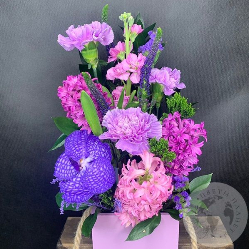 Композиция в ящике из маттиолы, вероники и лунной гвоздики