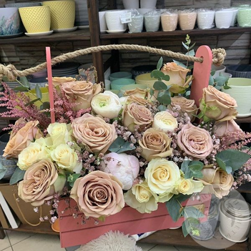 Композиция из роз, пионов, гипсофил в ящике в магазине Цветы Планеты