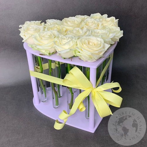 Роза белая в колбе 15 шт. Сердце в магазине Цветы Планеты