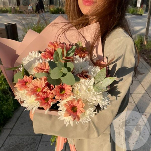 Букет из 9 кустовых белых и розовых хризантем и эвкалипта в магазине Цветы Планеты