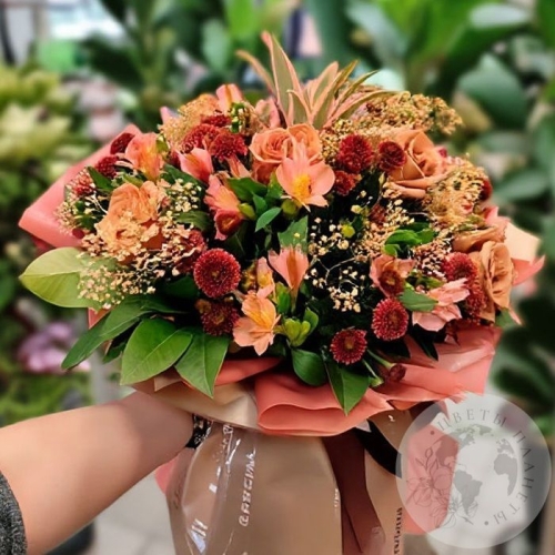 Букет из роз, альстромерии, сантини и ананаса в магазине Цветы Планеты