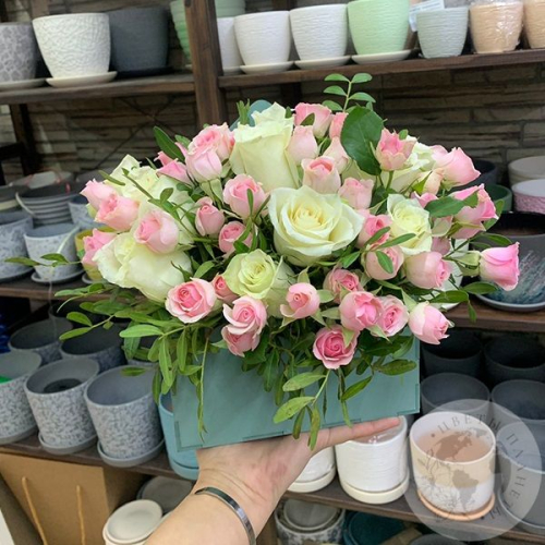 Композиция из роз в ящике "Красота" в магазине Цветы Планеты