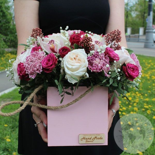 Композиция из роз, орхидей и гвоздик в ящике в магазине Цветы Планеты