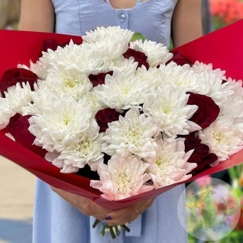 Букет из белых хризантем и красных роз в магазине Цветы Планеты