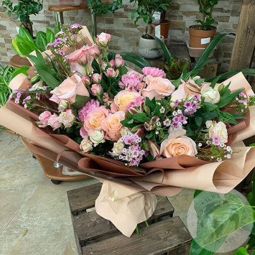 Букет из роз, альстромерий и гвоздик "Встречая радость" в магазине Цветы Планеты