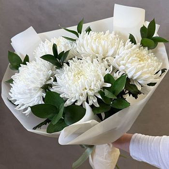 Букет из белой хризантемы с зеленью