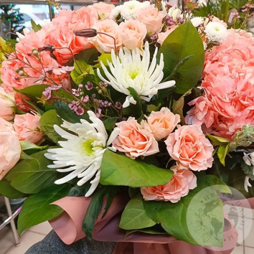 Букет из кустовых роз, гортензии и хризантем