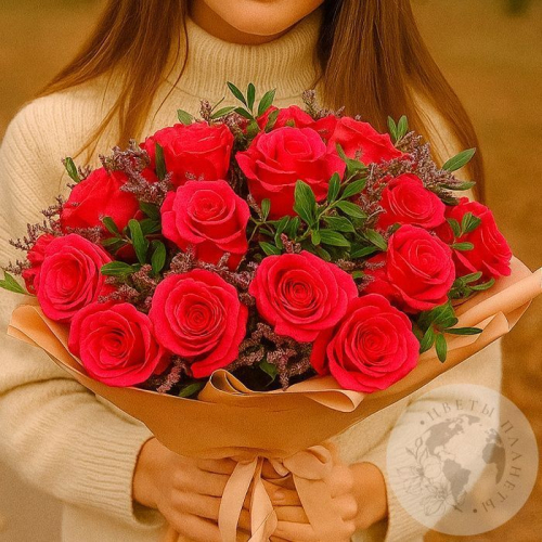 Букет из роз, лимониума и фисташки в магазине Цветы Планеты