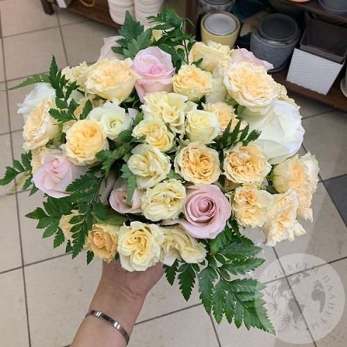 Композиция из роз в кашпо "Замечательная" в магазине Цветы Планеты