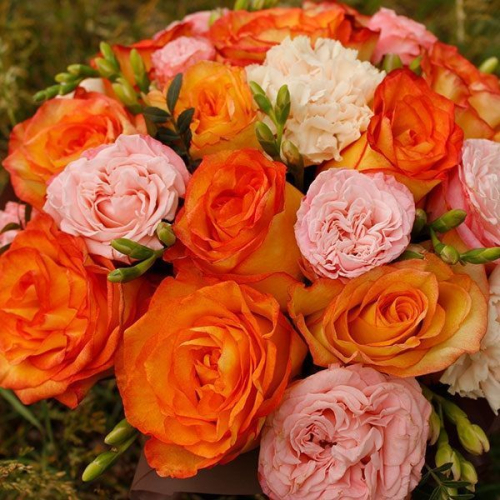 Композиция из роз, гвоздик в коробке в магазине Цветы Планеты