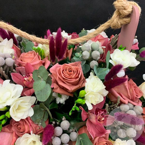 Композиция из роз и орхидей в ящике в магазине Цветы Планеты