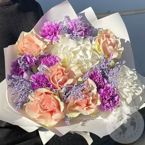 Букет из роз и гвоздик, гортензий, солидаго