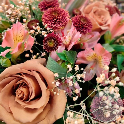 Букет из роз, альстромерии, сантини и ананаса в магазине Цветы Планеты