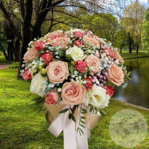 Композиция из роз и фисташки в коробке в магазине Цветы Планеты