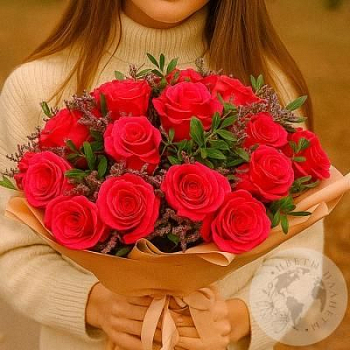 Букет из роз, лимониума и фисташки