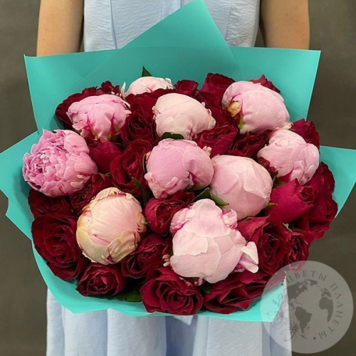 Букет из розовых пионов и красных роз "Для тебя" в магазине Цветы Планеты